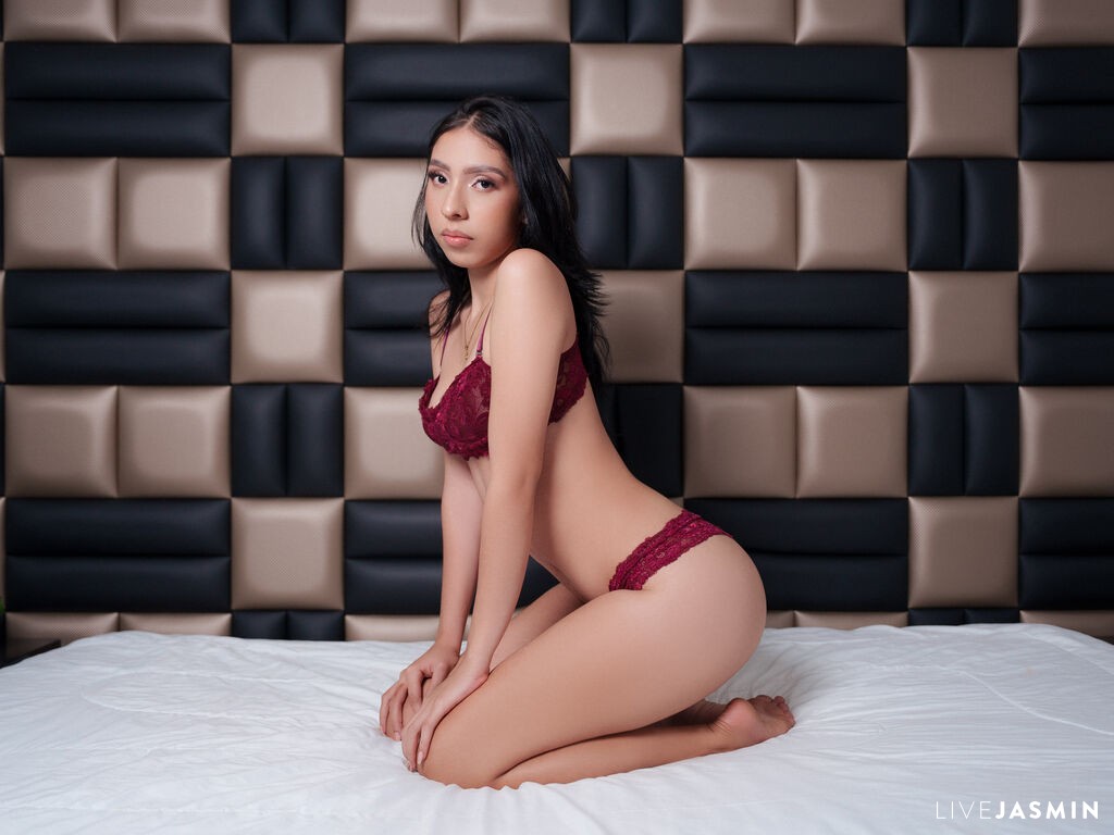 BellaMontblanc live cam profile preview on CamGirlVillage