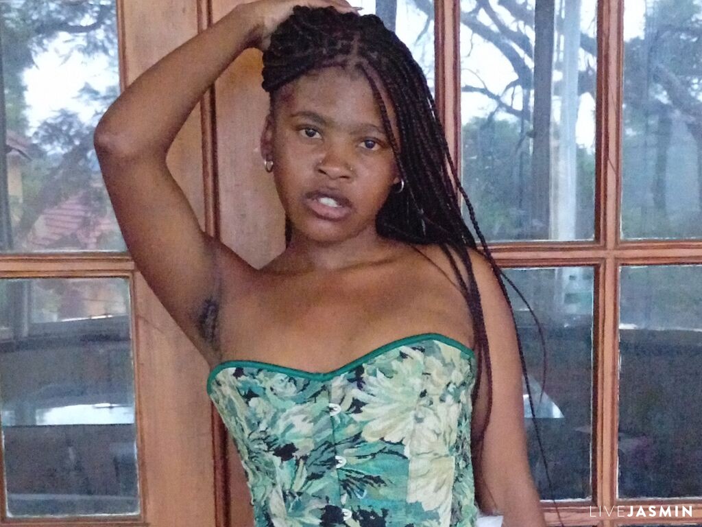 Live cam model CharryBannie