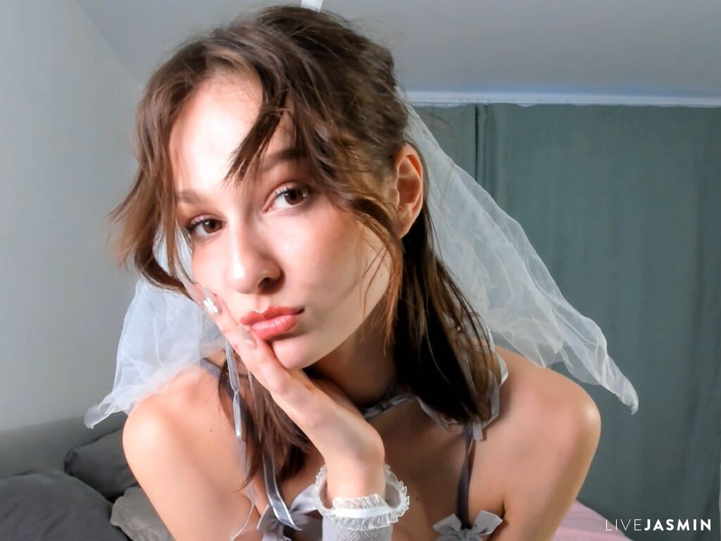 ClementinaDrouin live cam profile preview on CamGirlVillage