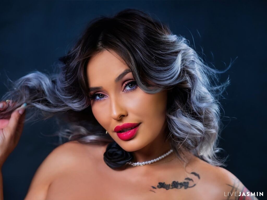 IssaSmith live cam profile preview on CamGirlVillage