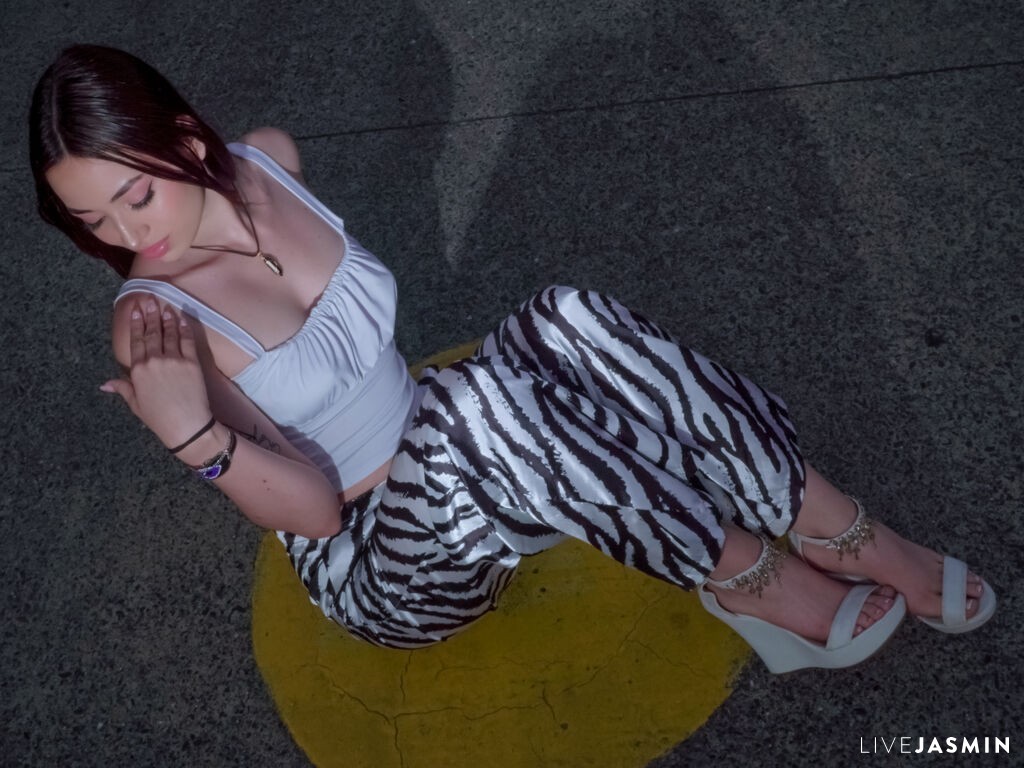 JenhCollins live cam profile preview on CamGirlVillage