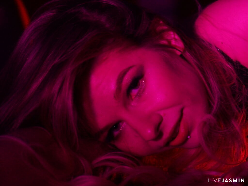 LeyaTaryn live cam profile preview on CamGirlVillage