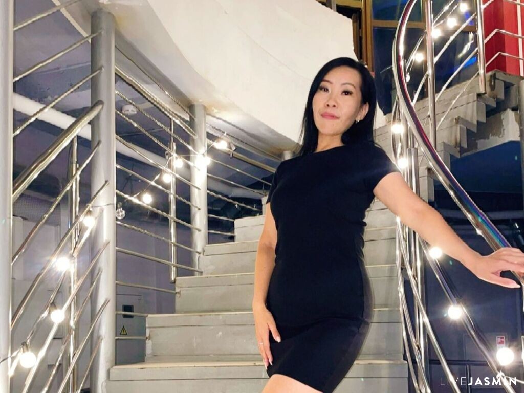 LiaPak live cam profile preview on CamGirlVillage