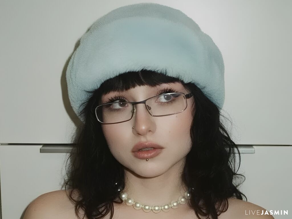LonnieMackaman live cam profile preview on CamGirlVillage