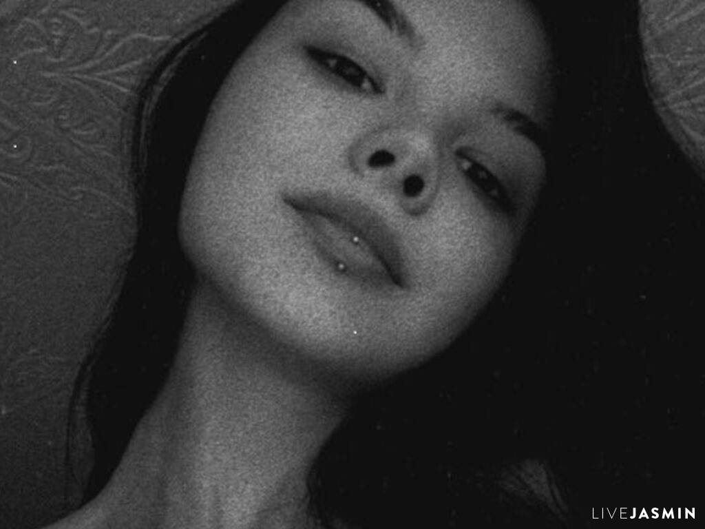LubaArvanitis live cam profile preview on CamGirlVillage