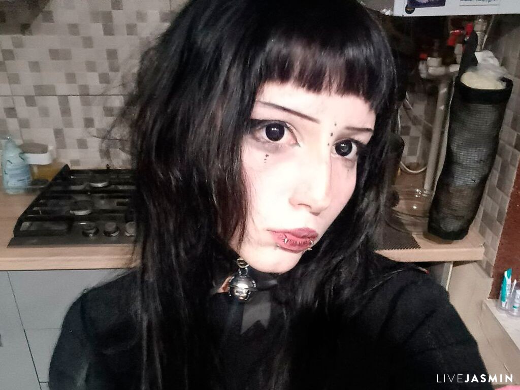 LuisaBarboza live cam profile preview on CamGirlVillage