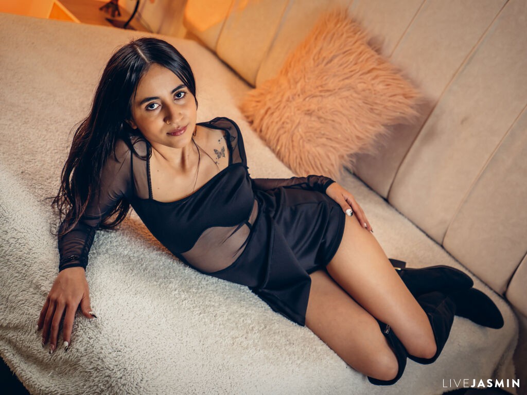 MiaFisser live cam profile preview on CamGirlVillage