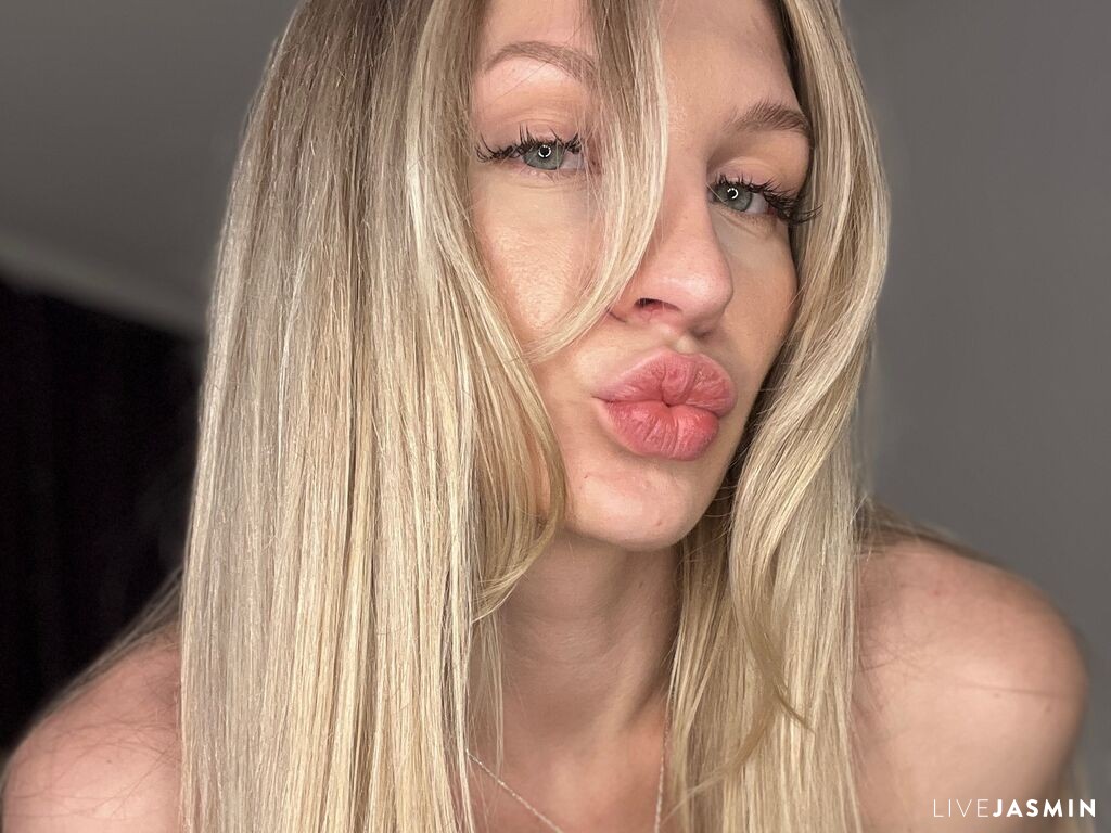 NicoleHamm live cam profile preview on CamGirlVillage