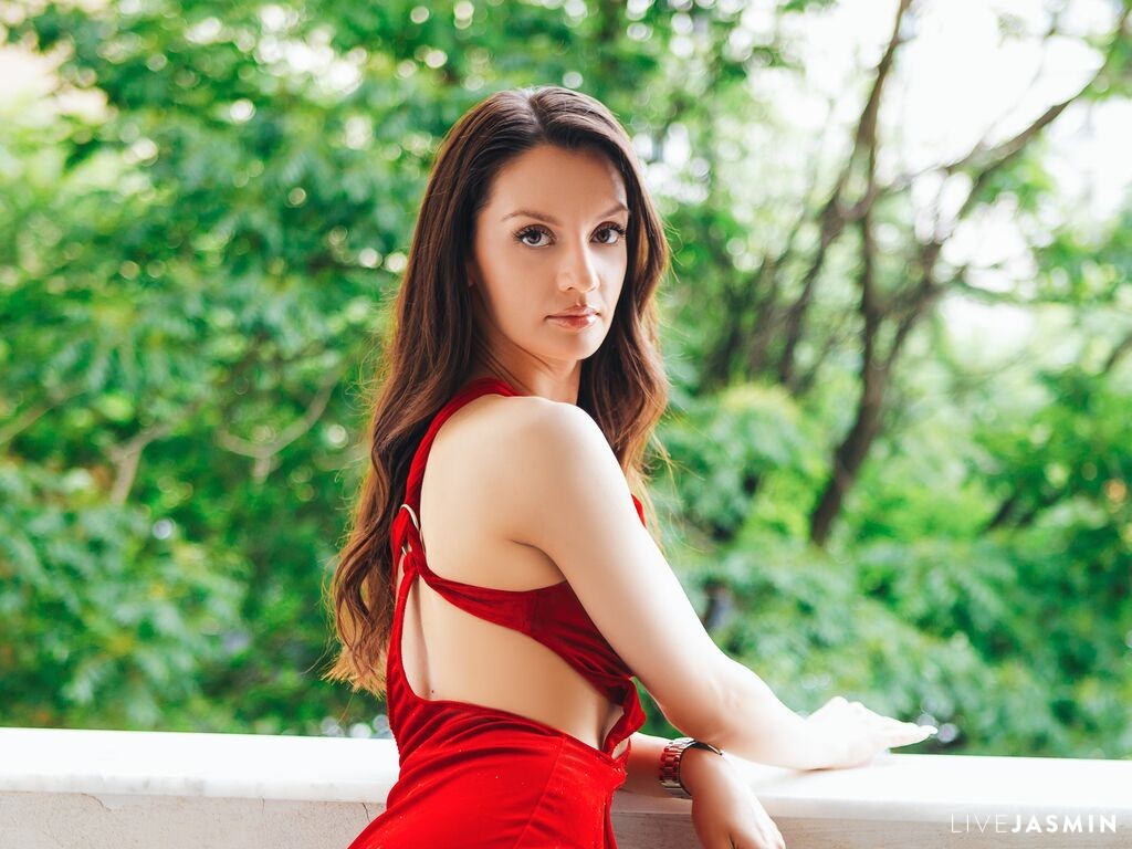 SaraTray live cam profile preview on CamGirlVillage