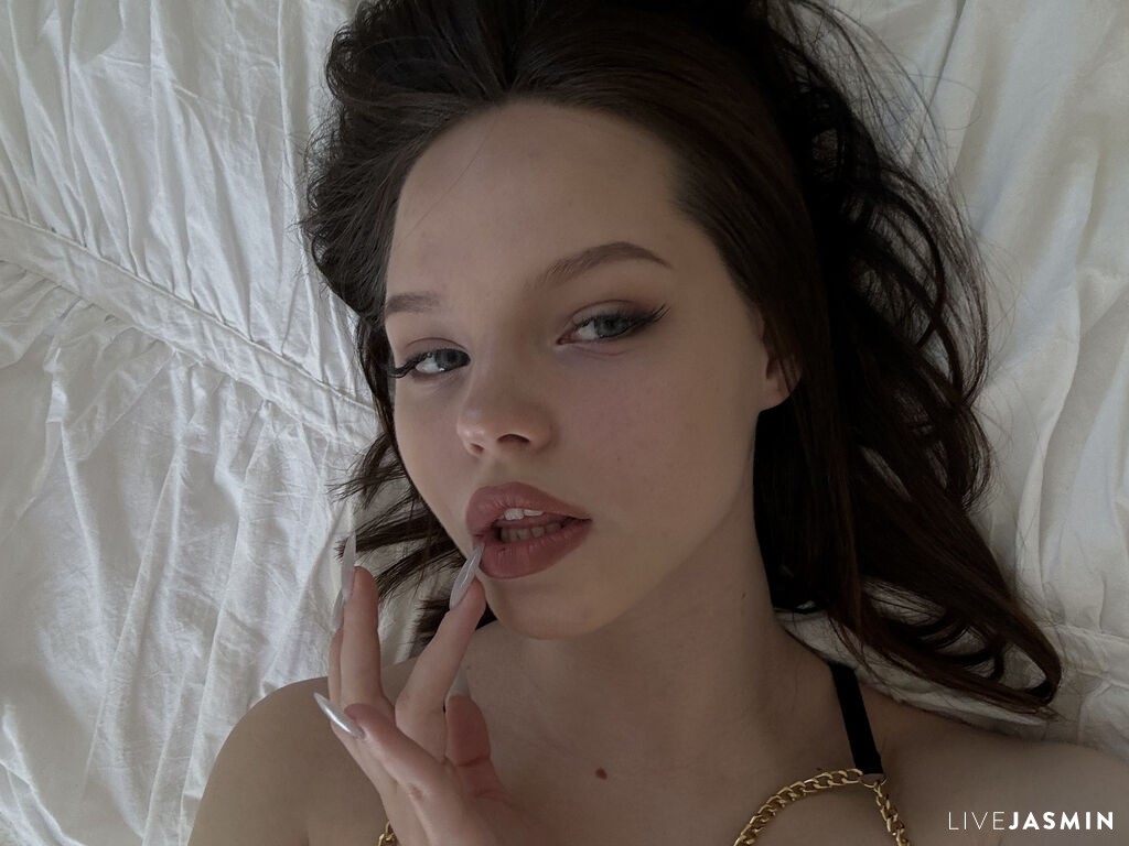 SelenaNoelle live cam profile preview on CamGirlVillage